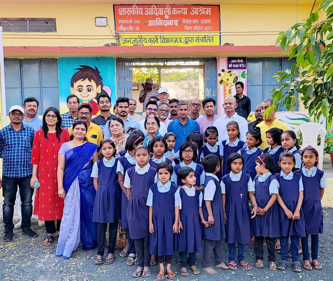 चार मंडली, अबिदाबाद के बालिका हॉस्टल में समाजसेवी दल की विजिट